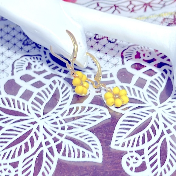Yellow beads flower earrings - Picture 3 of 5